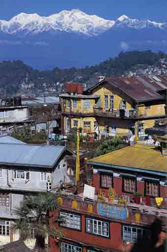 
Kangchenjunga South Face And Darjeeling - Footsteps In The Clouds book
